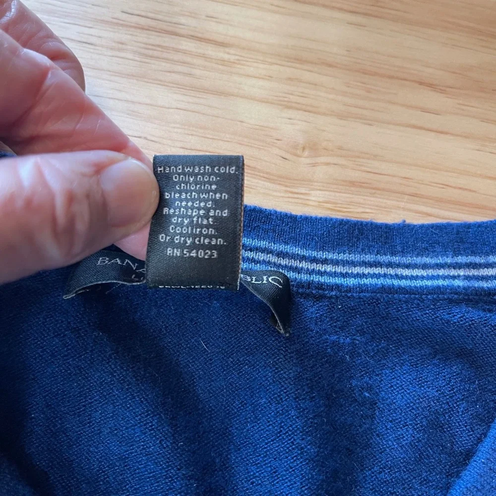 Banana Republic Luxury Blend V Neck Sweater Mens M Blue Silk Cashmere Cotton